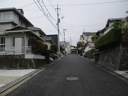 佐伯区観音台4丁目の前面道路含む現地写真