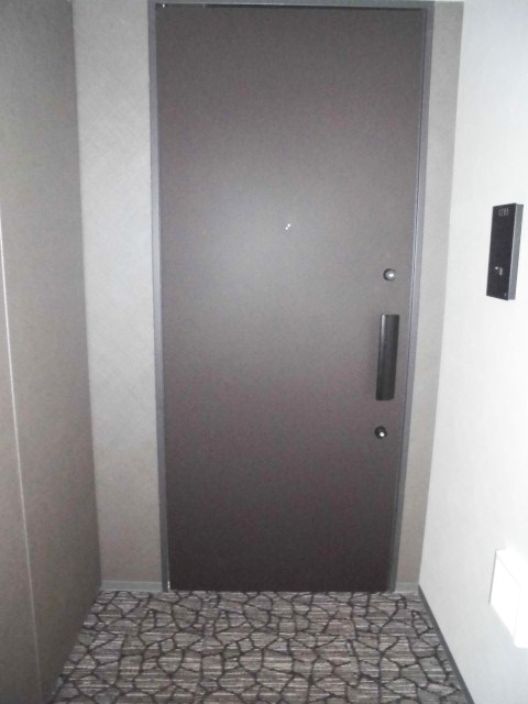 プライムメゾン本郷の玄関|※写真は同タイプの別室になります