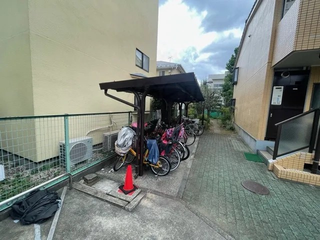 ＦＳ garden 八幡山の駐車場