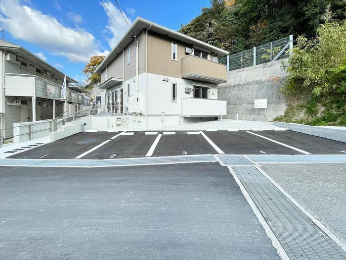 コリーナ　ヴィルトゥの駐車場
