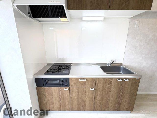 恵進マンションのキッチン|スタイリッシュなデザインのキッチン回り♪収納も豊富で、綺麗な空間を保てますね！