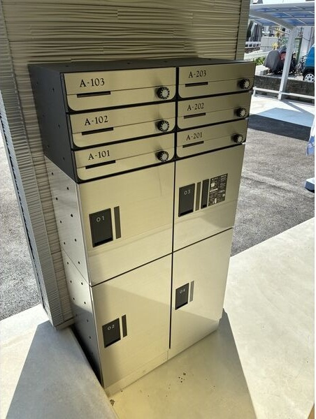 レアルグレイスのエントランス|宅配BOX付きで不在時の荷物の受け取りに便利です☆