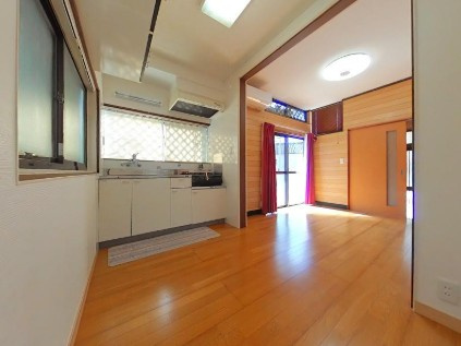 【離れ付き！】高知市旭天神町　中古一戸建てのキッチン|離れキッチン。奥行きを感じる間取り