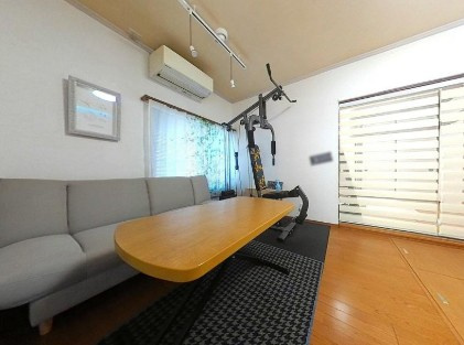 【離れ付き！】高知市旭天神町　中古一戸建ての居間・リビング|母屋。木のぬくもりを感じるリビング空間♪
