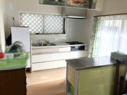 【離れ付き！】高知市旭天神町　中古一戸建てのキッチン|母屋1階キッチン。窓付きで換気も良好♪