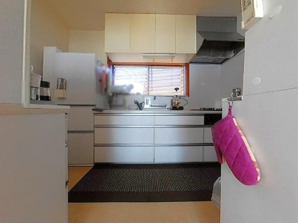 【離れ付き！】高知市旭天神町　中古一戸建てのキッチン|母屋2階キッチン。コンパクトながらも作業しやすいスペースを確保！