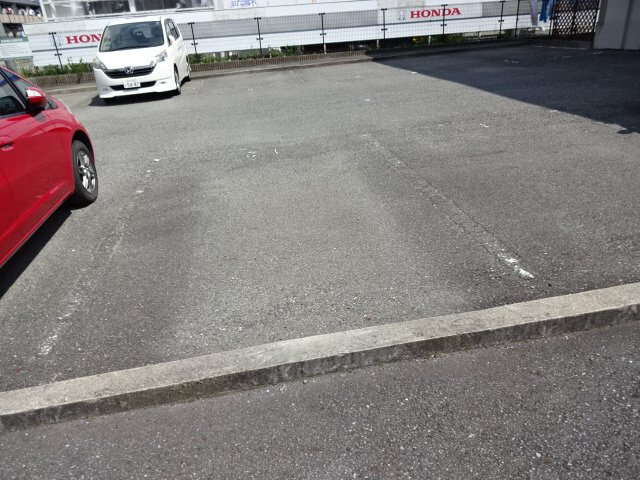 ウエストハイツの駐車場