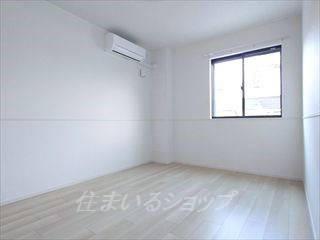 安芸高田市吉田町国司のアパートの寝室|寝室にもエアコンあり