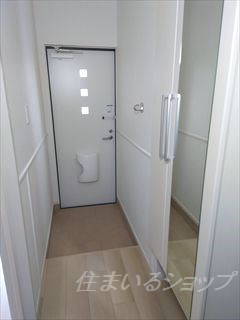 安芸高田市吉田町国司のアパートの玄関|ミラー付き大型シューズボックス