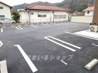安芸高田市吉田町国司のアパートの駐車場