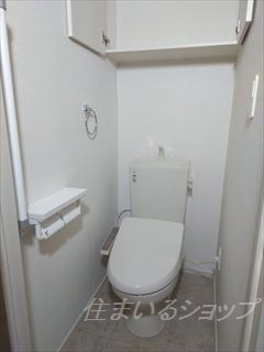 安芸高田市吉田町国司のアパートのトイレ|シャワートイレ・手数り・収納あり