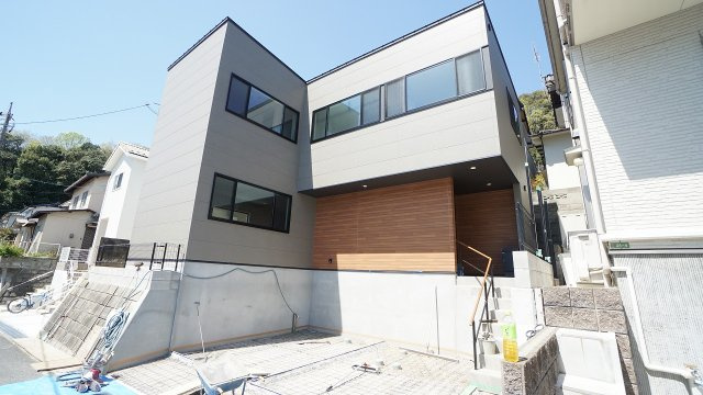 【外観】 | 緑井８丁目　３ＬＤＫ新築 | 新しいバイパス高架道路、八木緑井エリア商業施設とアクセス良　オール電化住宅　車２台が駐車可能　高台で日当たり眺望も良好　サンルームつき　各居室にＷＩＣ（ウォークインクローゼット）つき