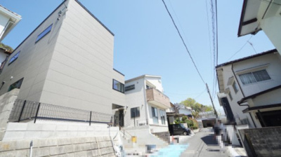 【前面道路含む現地写真】 | 緑井８丁目　３ＬＤＫ新築 | 新しいバイパス高架道路、八木緑井エリア商業施設とアクセス良　オール電化住宅　車２台が駐車可能　高台で日当たり眺望も良好　サンルームつき　各居室にＷＩＣ（ウォークインクローゼット）つき