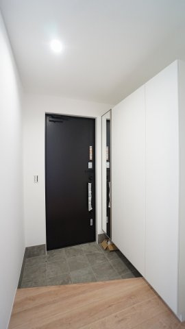 【玄関】 | 緑井８丁目　３ＬＤＫ新築 | 大容量のシューズ収納つき玄関