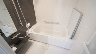 【浴室】 | 緑井８丁目　３ＬＤＫ新築 | 広々お風呂でお仕事、家事の疲れもリフレッシュ