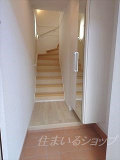 広島市安佐北区上深川町のアパートの玄関|ミラー付き大型シューズボックス