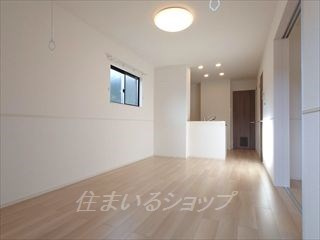 広島市安佐北区上深川町のアパートの居間・リビング|人気の対面キッチン