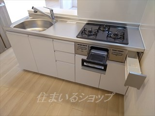 広島市安佐北区上深川町のアパートのキッチン|３口ガスコンロ・グリル付きシステムキッチン