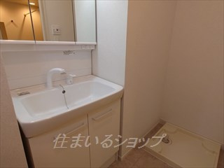 広島市安佐北区上深川町のアパートの洗面所|三面鏡付きシャンプードレッサー