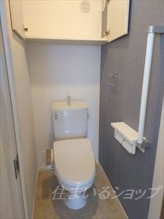 広島市安佐北区上深川町のアパートのトイレ|シャワートイレ・手すり・収納あり