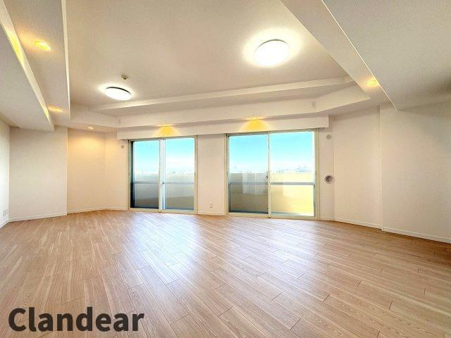 ライオンズタワー竹の塚ガーデンの居間・リビング|ドキドキの新生活も、安心してスタート。ぴったりの住まいを見つけませんか？クランディアが一緒に住まい選びをサポートします‼　まずは、お気軽にお問合せください　＃クランディア