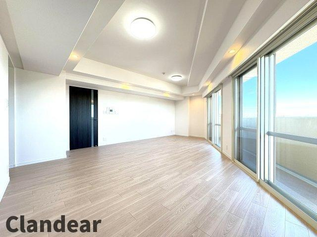 ライオンズタワー竹の塚ガーデンの居間・リビング|ドキドキの新生活も、安心してスタート。ぴったりの住まいを見つけませんか？クランディアが一緒に住まい選びをサポートします‼　まずは、お気軽にお問合せください　＃クランディア