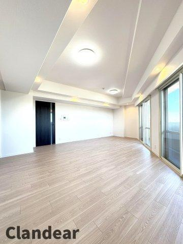 ライオンズタワー竹の塚ガーデンの居間・リビング|ドキドキの新生活も、安心してスタート。ぴったりの住まいを見つけませんか？クランディアが一緒に住まい選びをサポートします‼　まずは、お気軽にお問合せください　＃クランディア