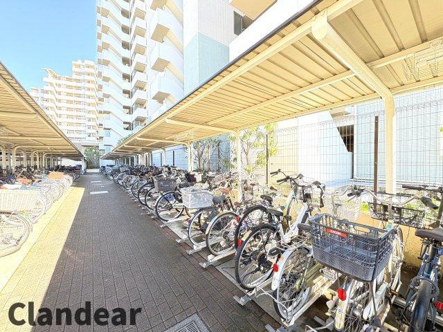 ライオンズタワー竹の塚ガーデンの駐輪場|ドキドキの新生活も、安心してスタート。ぴったりの住まいを見つけませんか？クランディアが一緒に住まい選びをサポートします‼　まずは、お気軽にお問合せください　＃クランディア
