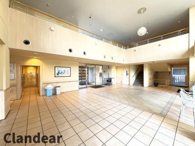 ライオンズタワー竹の塚ガーデンのロビー|ドキドキの新生活も、安心してスタート。ぴったりの住まいを見つけませんか？クランディアが一緒に住まい選びをサポートします‼　まずは、お気軽にお問合せください　＃クランディア