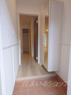 広島市安佐北区上深川町のアパートの玄関|ミラー付き大型シューズボックス