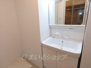 広島市安佐北区上深川町のアパートの洗面所|三面鏡付きシャンプードレッサー