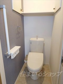 広島市安佐北区上深川町のアパートのトイレ|シャワートイレ・手すり・収納あり