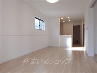広島市安佐北区上深川町のアパートの居間・リビング|人気の対面キッチン