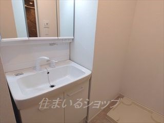 広島市安佐北区上深川町のアパートの洗面所|三面鏡付きシャンプードレッサー