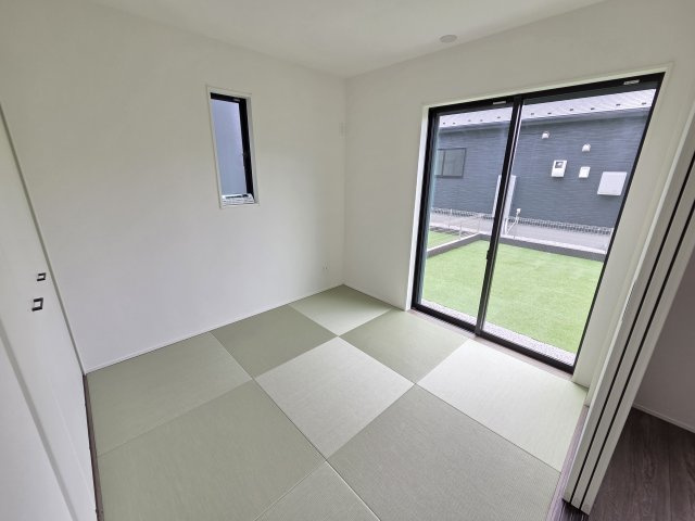 新築　太田市牛沢町　GRAFARE　1号棟の和室|現地写真　リビング隣の和室はお子様の遊び部屋としてもちょうどいいですね♪							
