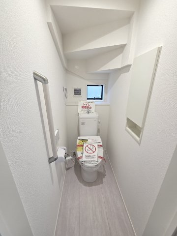 新築　太田市牛沢町　GRAFARE　1号棟のトイレ|現地写真　節水タイプのウォシュレット付きトイレ、水道料節約に一役買います！							
