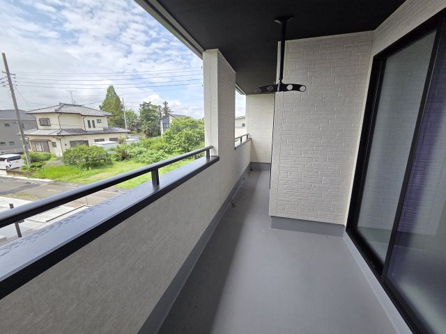 新築　太田市牛沢町　GRAFARE　1号棟のバルコニー|現地写真　日当たりの良い広々バルコニー！どのお部屋からも行き来できます。							
								
