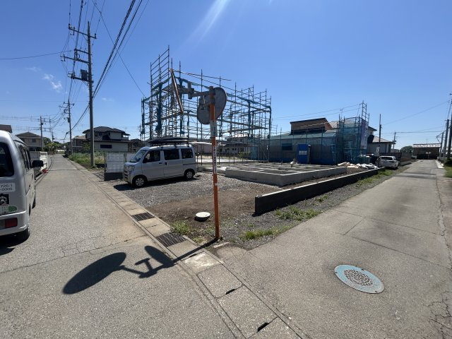新築　太田市牛沢町　GRAFARE　1号棟の前面道路含む現地写真|現地写真　北側接道幅員4.5約ｍ　西側接道幅員約4ｍ		