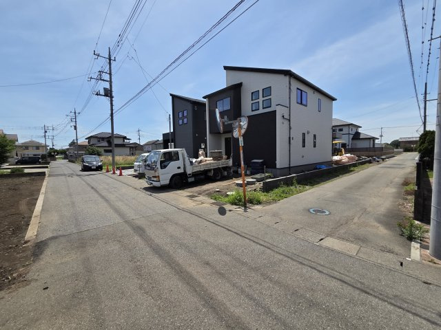 新築　太田市牛沢町　GRAFARE　1号棟の前面道路含む現地写真|現地写真　北側接道幅員4.5約ｍ　西側接道幅員約4ｍ		