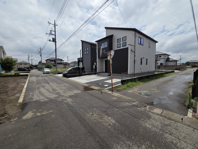 新築　太田市牛沢町　GRAFARE　1号棟の前面道路含む現地写真|現地写真　北側接道幅員4.5約ｍ　西側接道幅員約4ｍ		