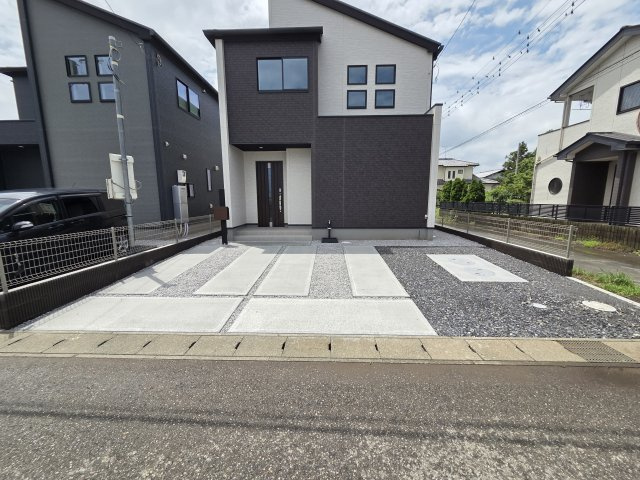 新築　太田市牛沢町　GRAFARE　1号棟の駐車場|現地写真　駐車スペースは並列3台分可能です！

