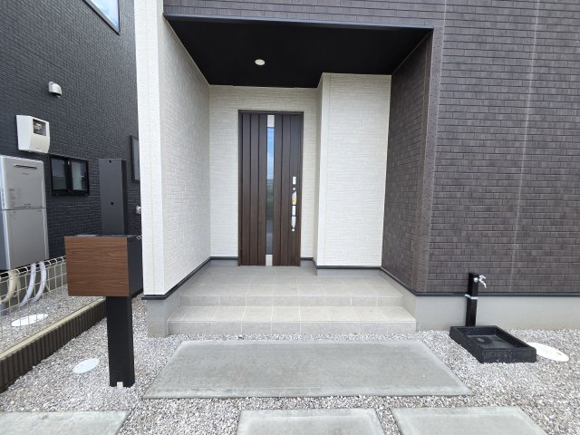 新築　太田市牛沢町　GRAFARE　1号棟の玄関|現地写真　TVモニター付きドアホンでセキュリティも安心です！
