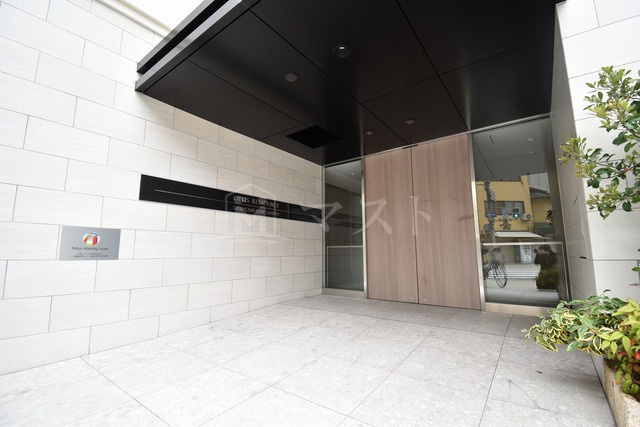 大阪市中央区瓦屋町１丁目の賃貸マンションのエントランス