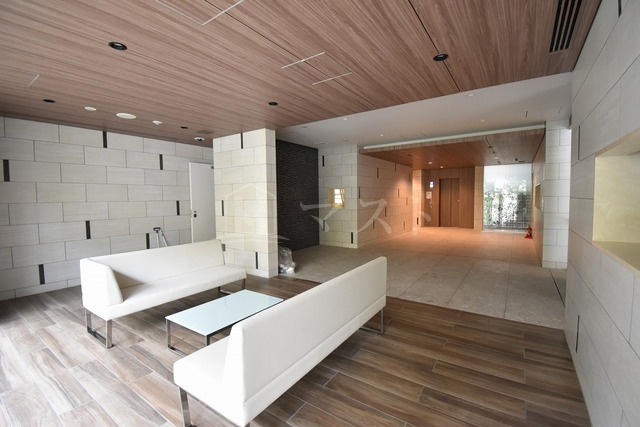 大阪市中央区瓦屋町１丁目の賃貸マンションのロビー