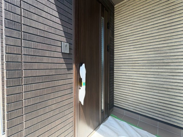 「全居室5帖以上」南国市大そね甲南国大そね5　4号地新築一戸建てのその他|玄関アプローチはおしゃれな木目調☆モダンでで落ち着いたデザインです