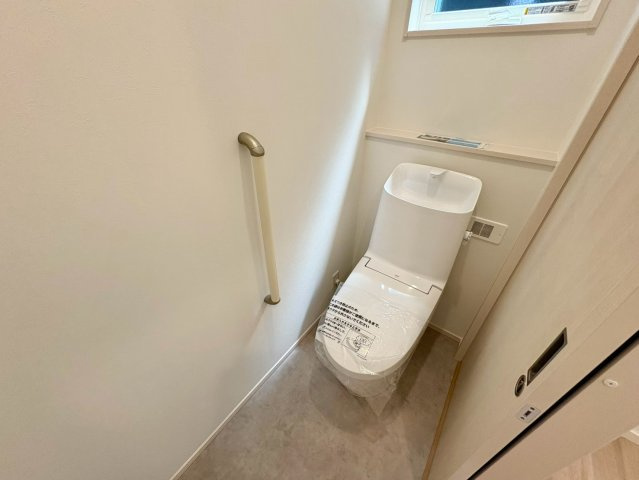 「全居室5帖以上」南国市大そね甲南国大そね5　4号地新築一戸建てのトイレ|トイレは小窓から自然光が入り、明るく快適な空間です♪