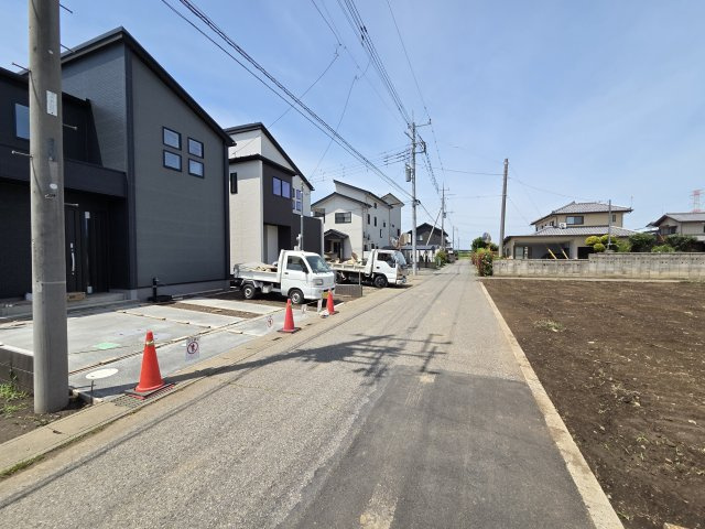 新築　太田市牛沢町　GRAFARE　2号棟の前面道路含む現地写真|現地写真　北側接道幅員4.5約ｍ