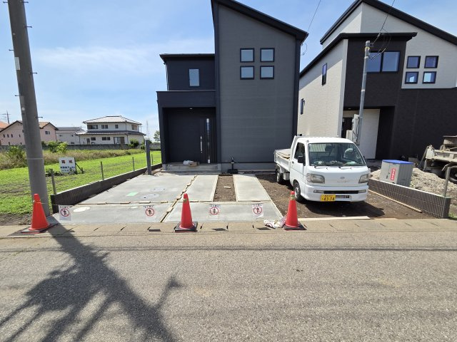 新築　太田市牛沢町　GRAFARE　2号棟の駐車場|現地写真　駐車スペースは並列3台分可能です！

