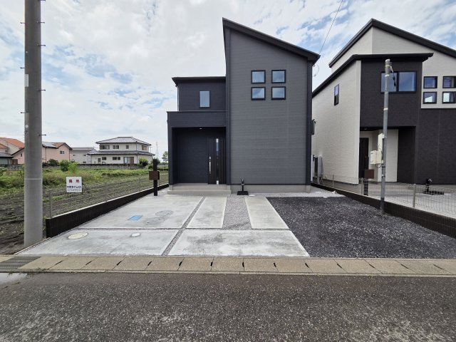 新築　太田市牛沢町　GRAFARE　2号棟の駐車場|現地写真　駐車スペースは並列3台分可能です！

