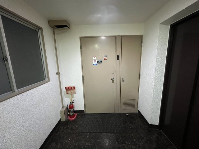 大阪市浪速区元町２丁目の店舗事務所の玄関